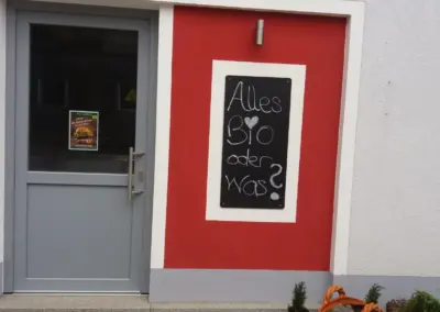 Verkaufsraumtür mit Schild daneben