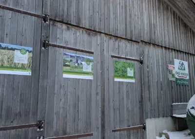 Infoschilder an Stallwand im Winter